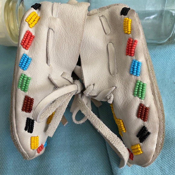 BEAUTIFUL NATIVE AMERICAN DEERSKIN MOCCASINS 🪶 - Picture 2 of 15